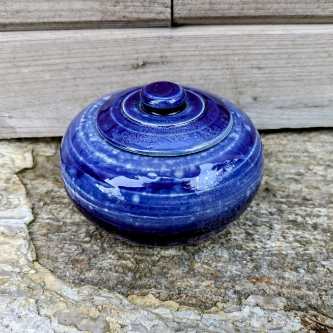 kleiner blauer Behältner